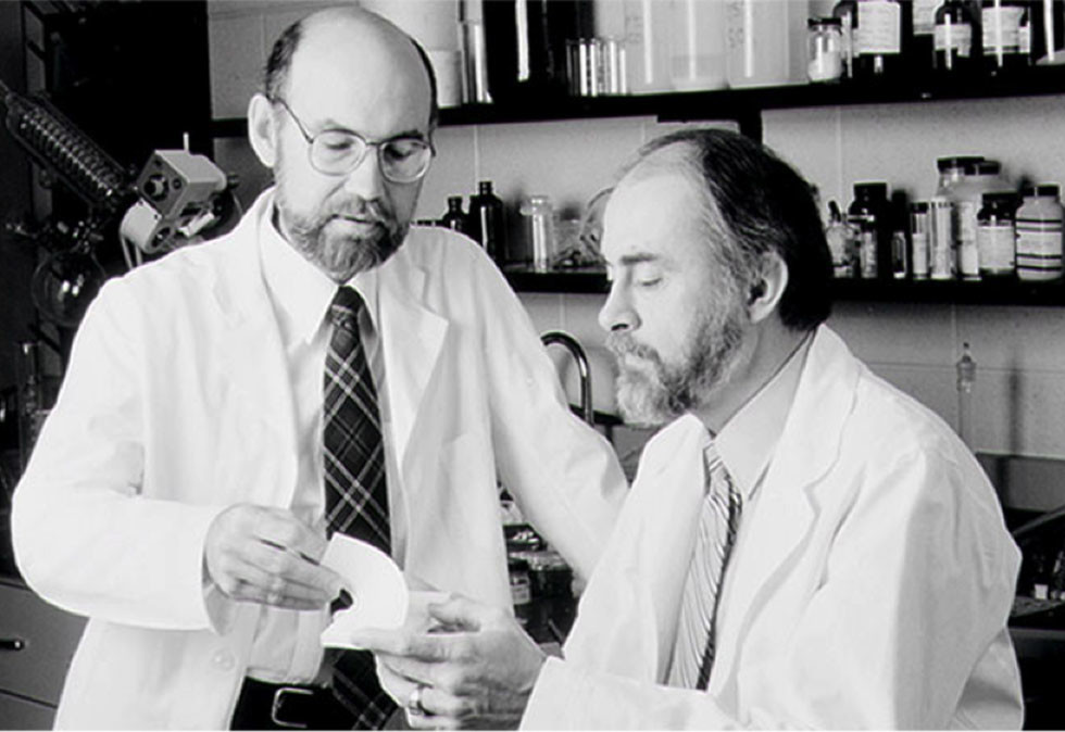 Dr. Spencer Silver  (tv) og Art Fry i laboratoriet