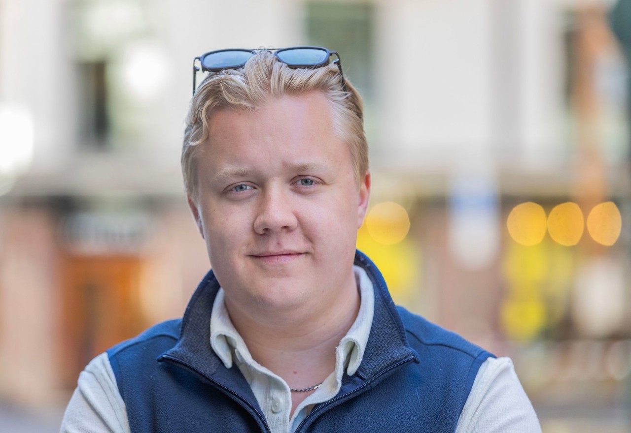 Andreas (22) startet byrå ved siden av studiene – nå utvider han til Sverige og Finland