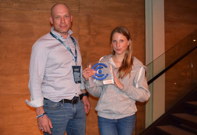 Sophia (14) vant sponsorgull - tok imot prisen med pappa Christian