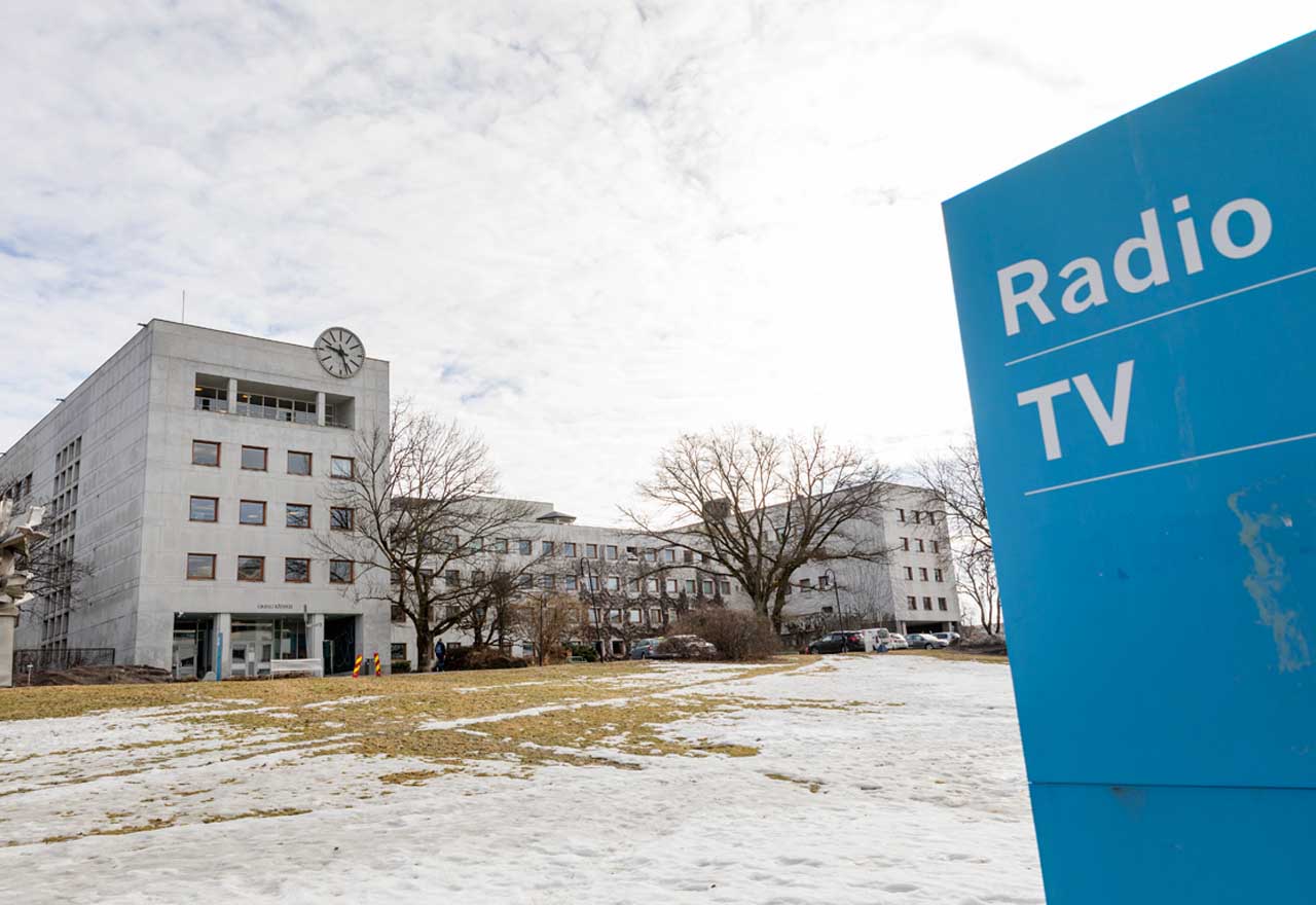 NRK-veteran slakter radionyhet: - Skyver eldre lyttere ut over stupet