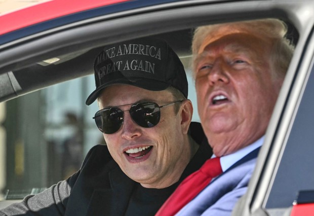 Nordmenn tråkker på Tesla-bremsene: - Elon og Donald er ikke et radarpar